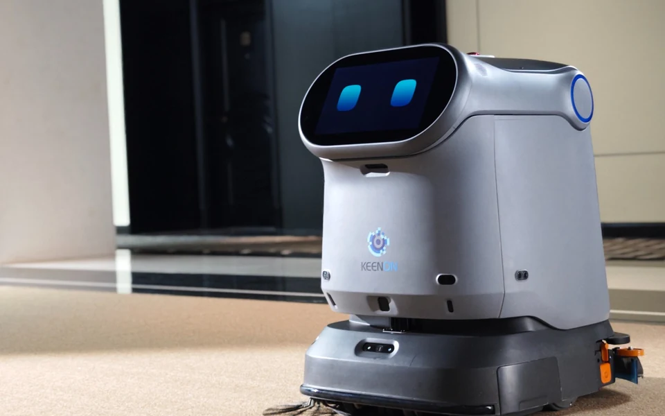 KLEENBOT C40, robot de limpieza autónomo trabajando en entorno comercial