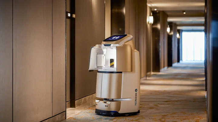 Robot de room service KEENON BUTLERBOT W3 en pasillo de hotel