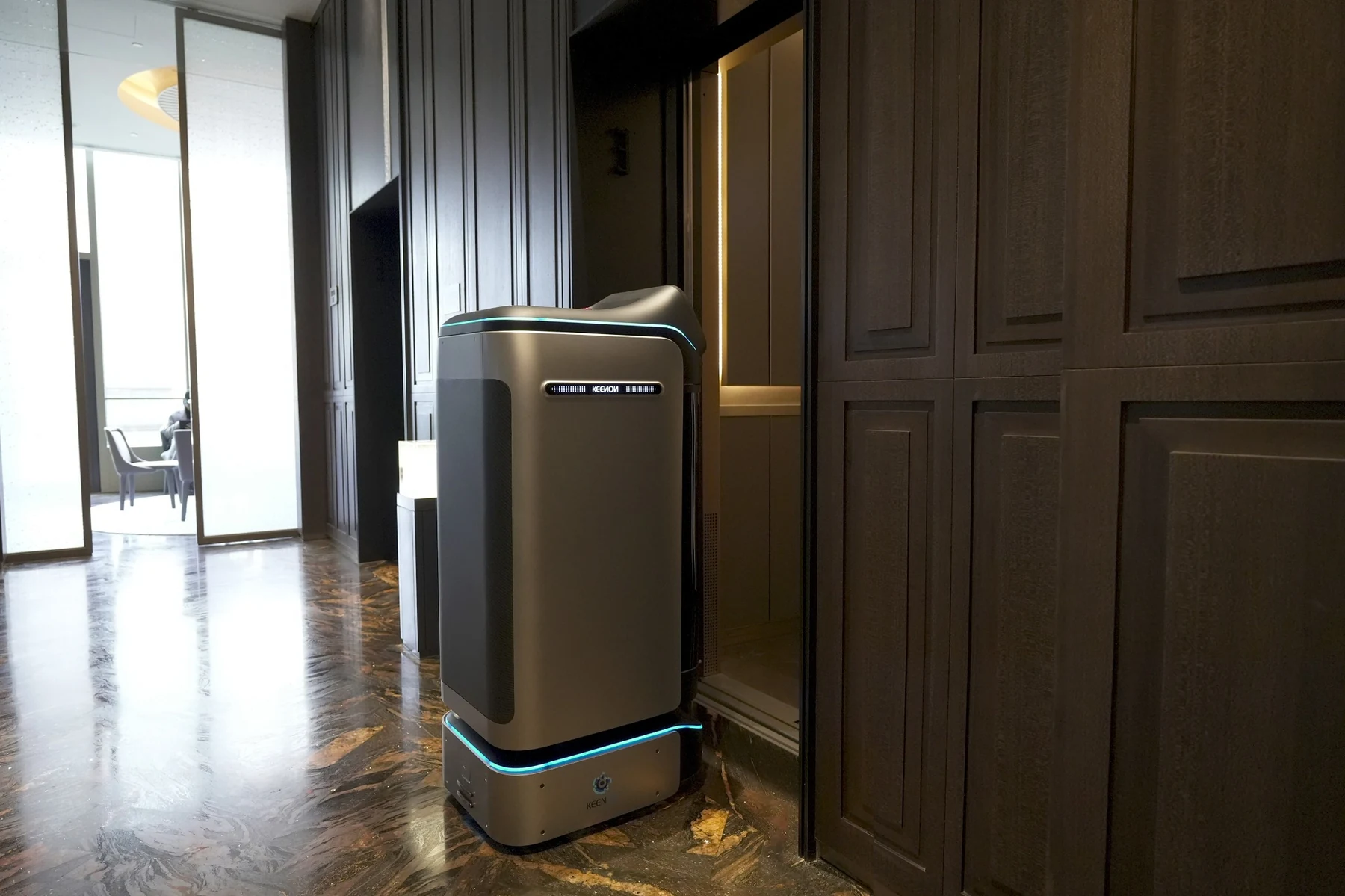 Robot BUTLERBOT W3 para hoteles y grandes cuentas con integración multi-planta